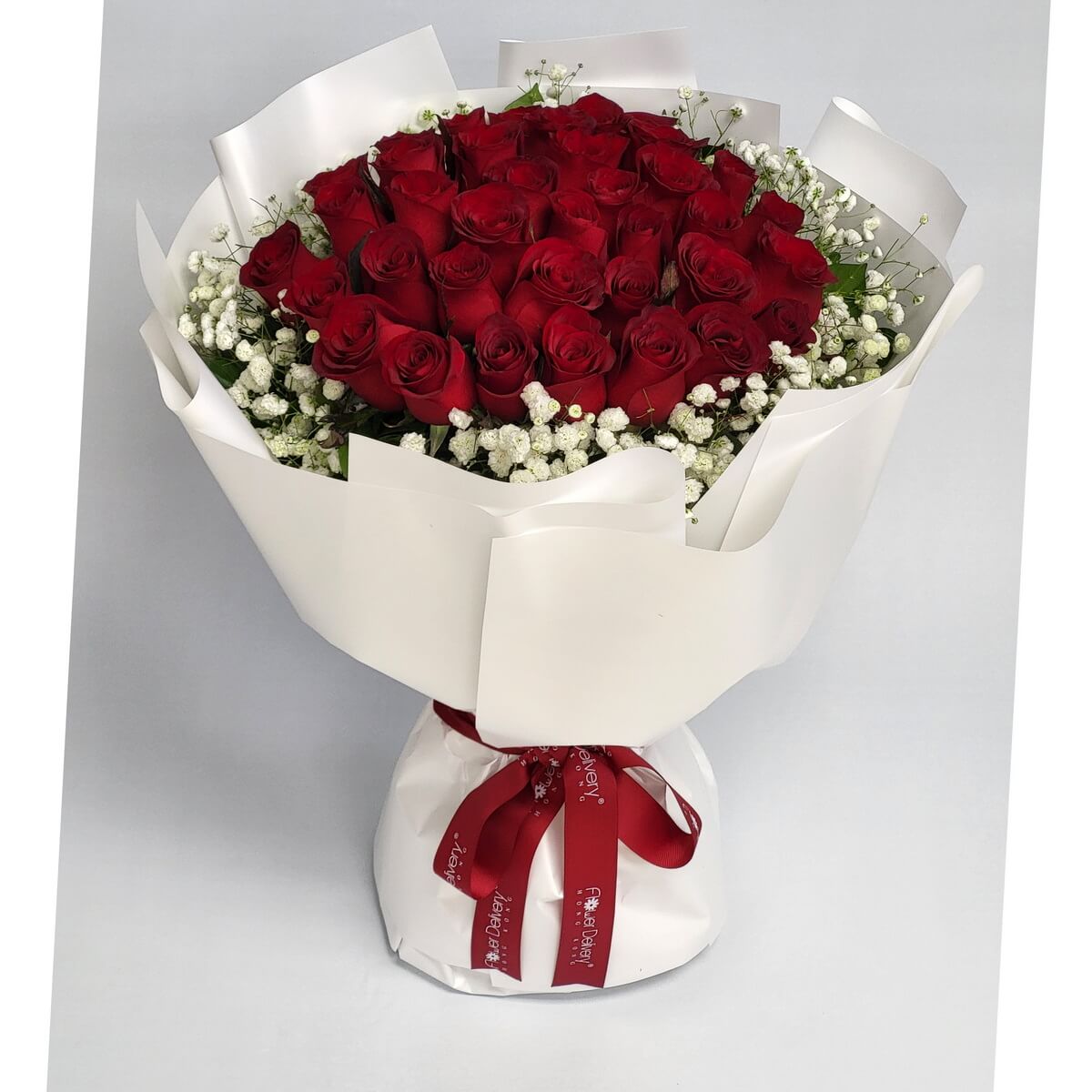 Original photot of hand-tied bouquet of red roses and baby's breath in white wrapping with red ribbon - 手綁紅玫瑰與滿天星花束，白色包裝配紅絲帶