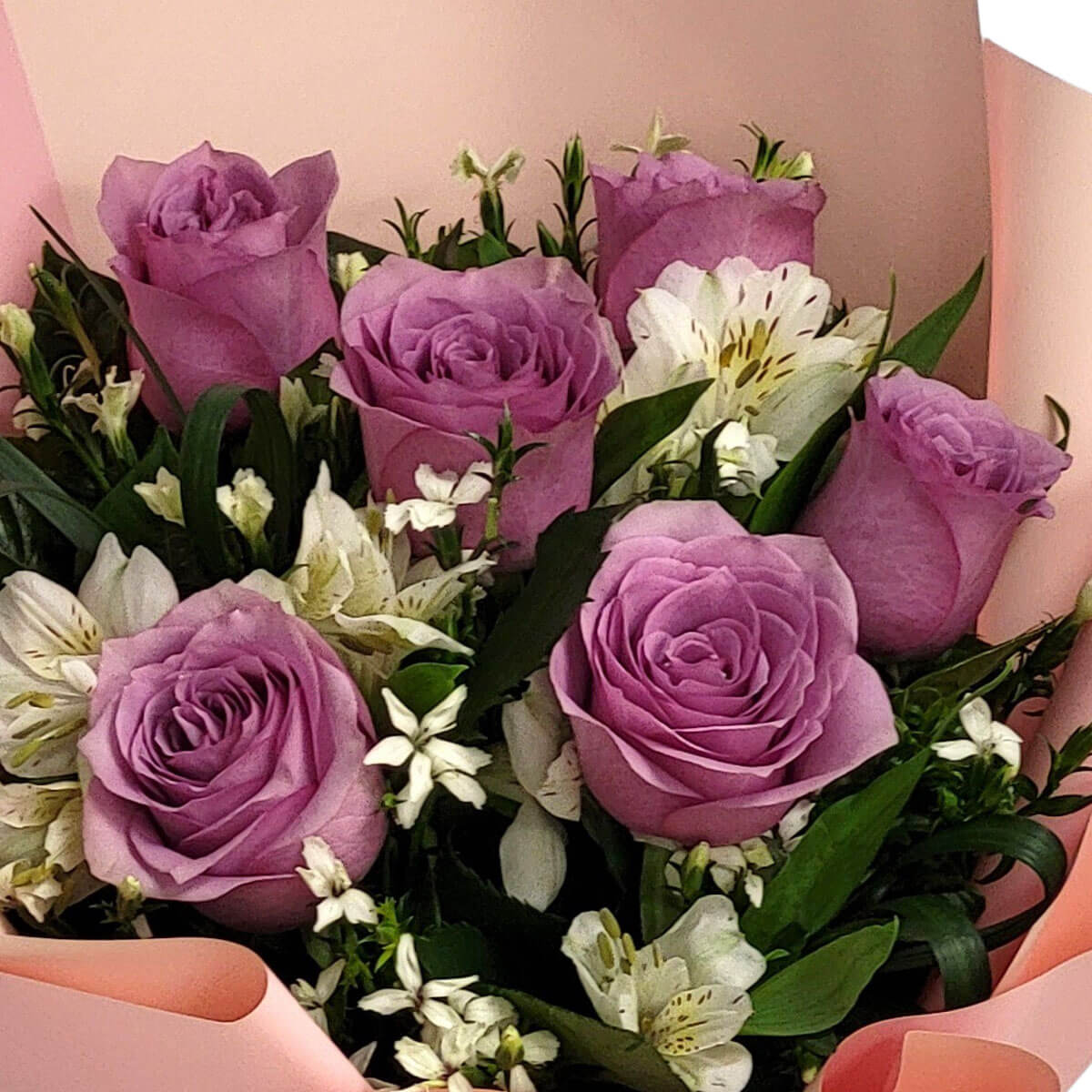 Chic bouquet of lavender roses and white blossoms, wrapped in soft blush paper 典雅紫玫瑰搭配白色花卉，包裹於柔粉包裝中，營造浪漫優雅的氣息。