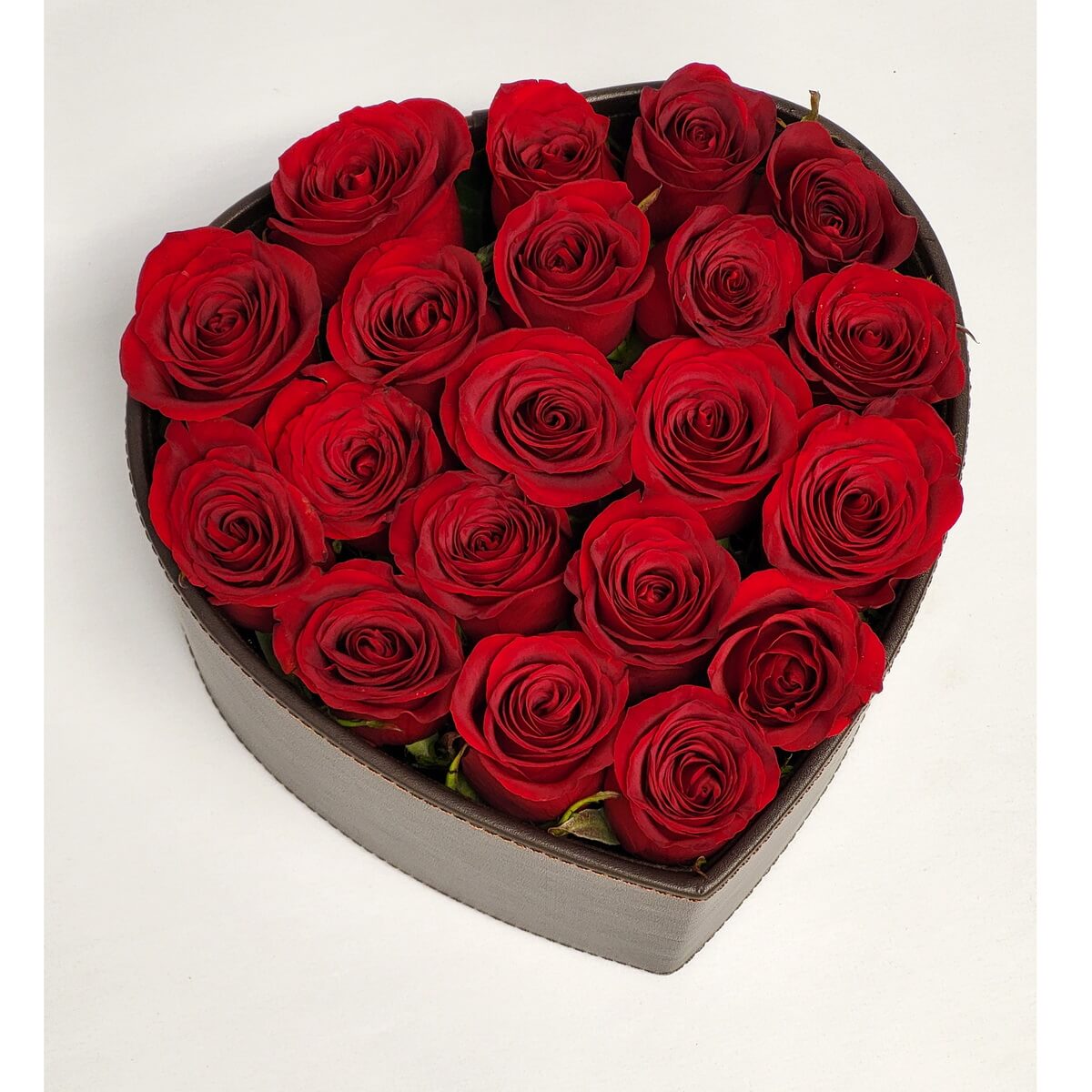 Top-down view of fresh red roses arranged in a heart-shaped box 心形禮盒自上而下視角，內含排列緊湊的鮮紅玫瑰，花瓣層次分明，色澤濃郁。