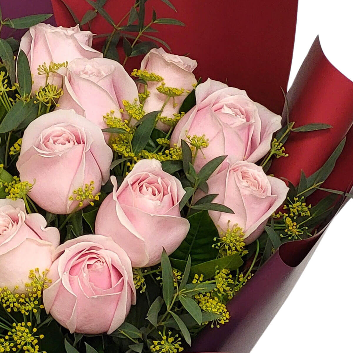A charming bouquet of pink roses with yellow filler blooms, perfect for heartfelt moments 粉紅玫瑰點綴黃色配花，溫柔動人，適合傳遞真摯情感。