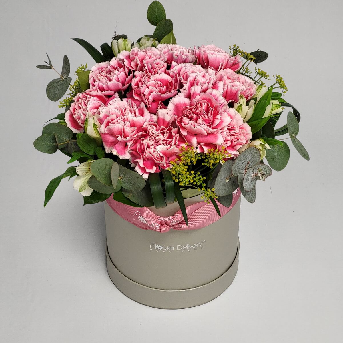 Original photo of round flower box arrangement with pink and white carnations and white lisianthus - 粉紅白邊康乃馨配白色洋桔梗盒裝花藝設計