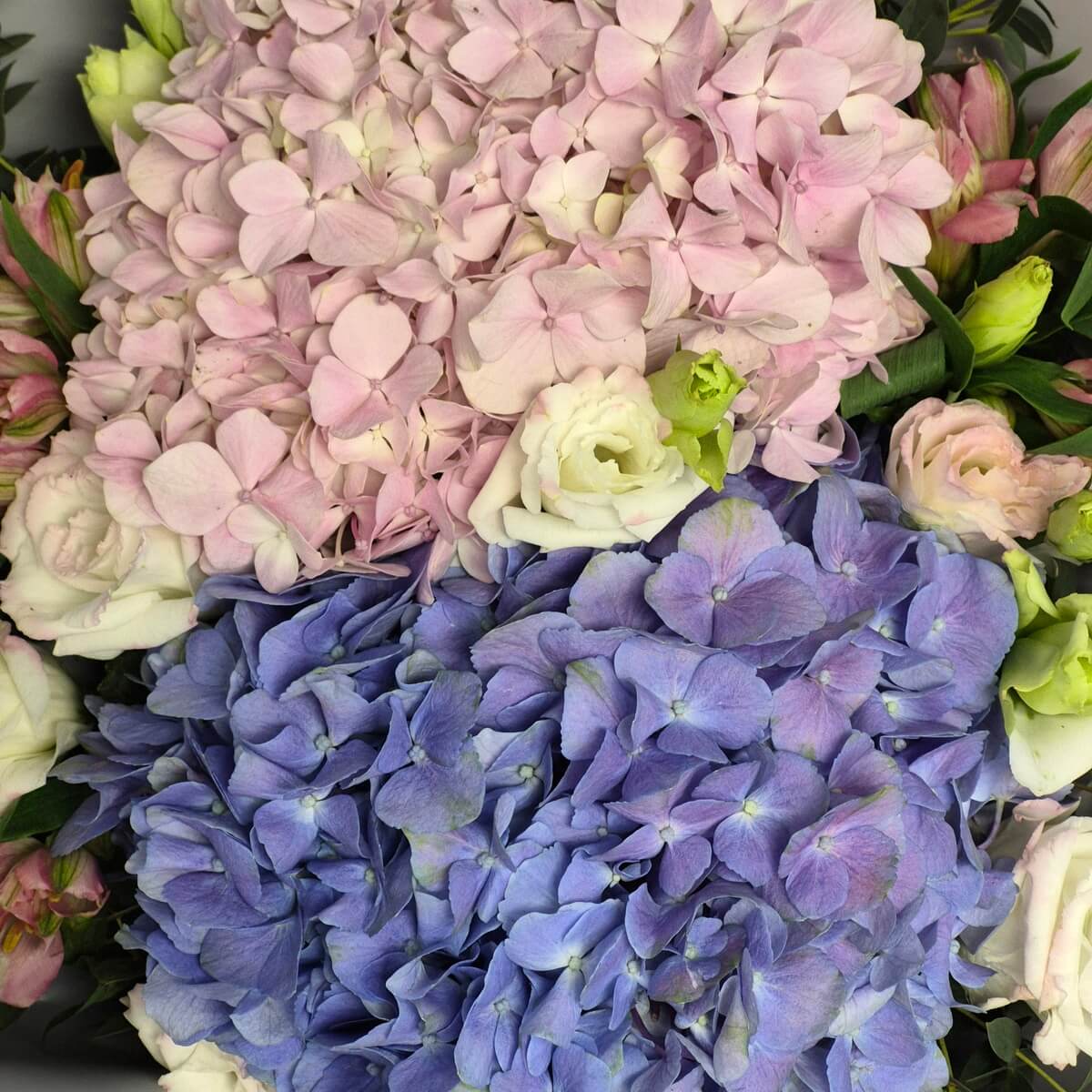 Close-up view of pink and purple hydrangeas with white lisianthus and pink alstroemeria in soft pastel bouquet arrangement - 粉紅及紫色繡球花配白色洋桔梗和粉紅六出花的柔和色調花束特寫