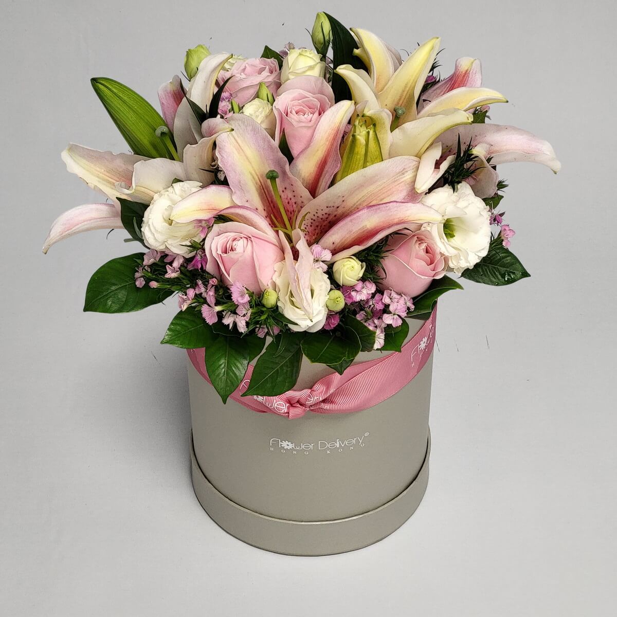 Original photo of round flower box arrangement with pink stargazer lilies, light pink roses and white carnations with pink dianthus - 粉紅香水百合配淺粉紅玫瑰、白色康乃馨及石竹盒裝花藝